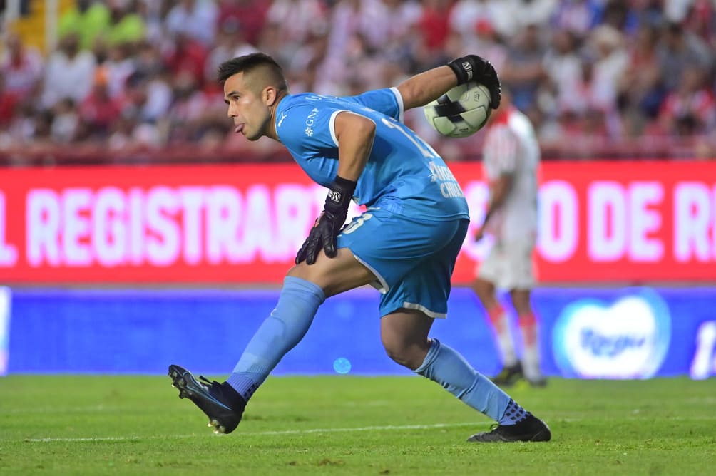 Miguel Jiménez despejando el balón durante un partido de la Liga MX