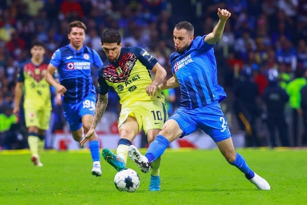 Alejandro Mayorga en acción con Cruz Azul ante América