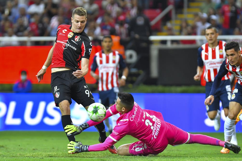 Miguel Jiménez disputa el balón con Julio Furch 