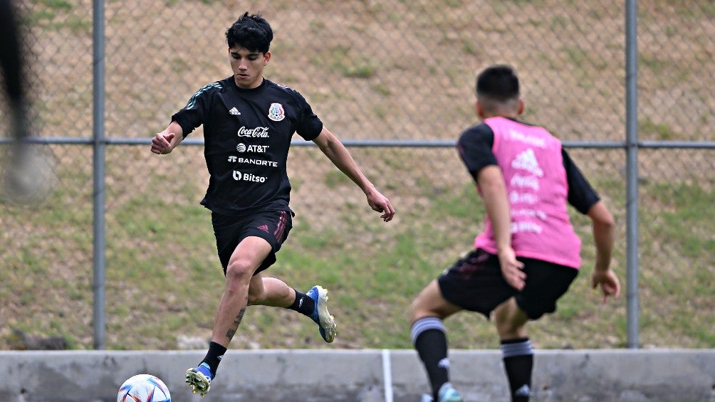 Kevin Álvarez durante un entrenamiento con el Tri