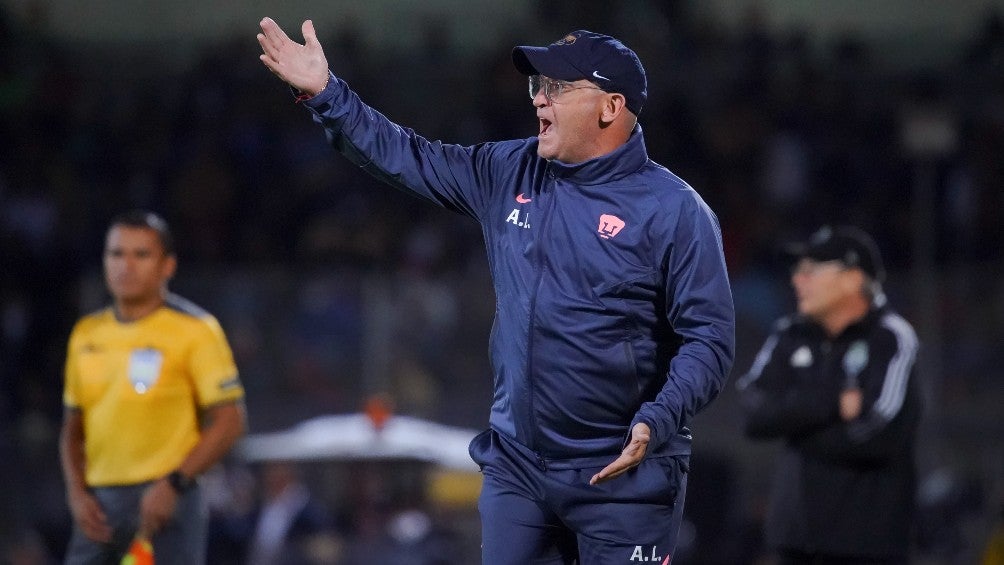 Andrés Lillini durante un partido con Pumas