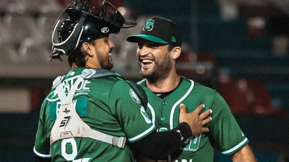 Jugadores de Olmecas de Tabasco fetsejando 