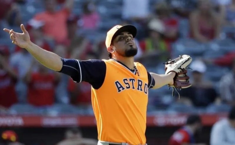 Roberto Osuna celebrando con los Astros