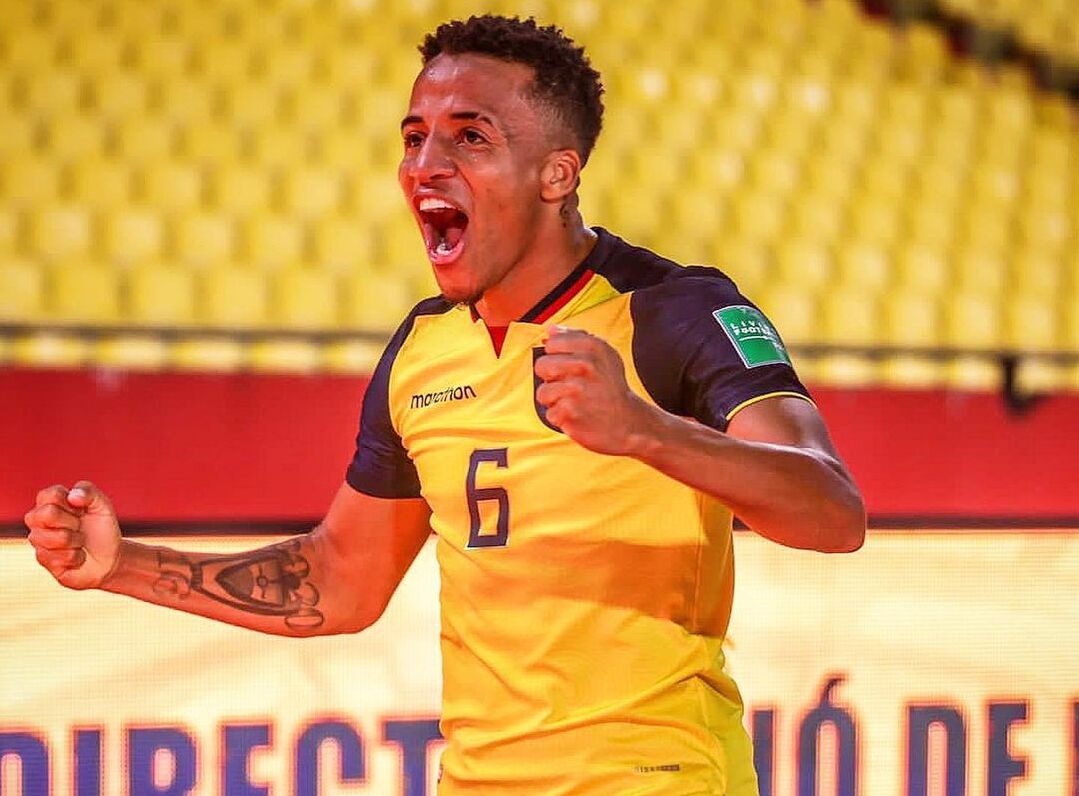 Byron Castillo celebrando en un juego con Ecuador