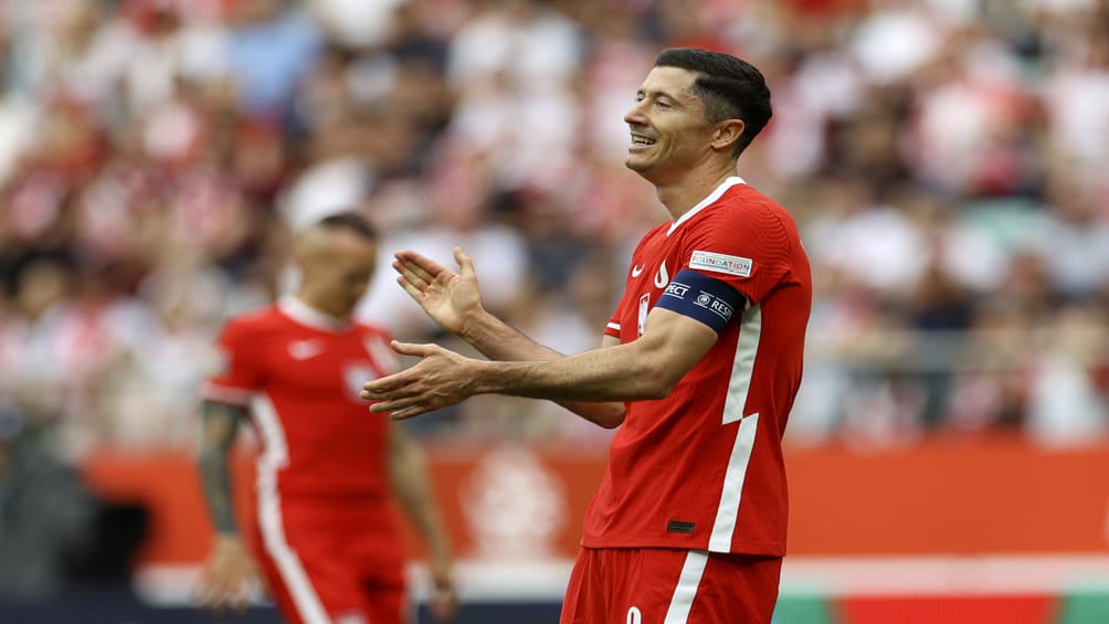 Robert Lewandowski se lamenta durante un partido de Polonia