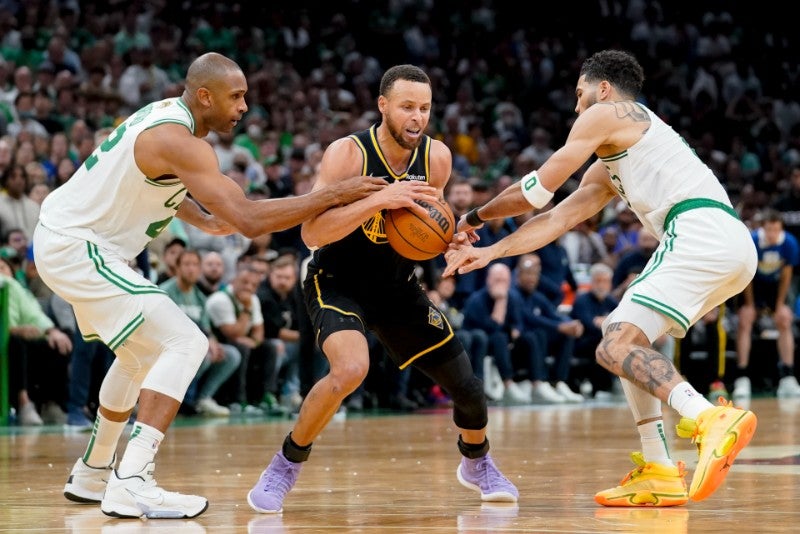 Stephen Curry contra Al Horford y Jayson Tatum