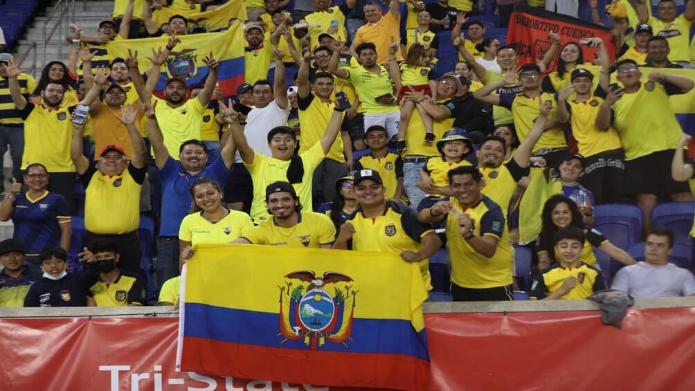 Afición de Ecuador celebra en un partido de su selección