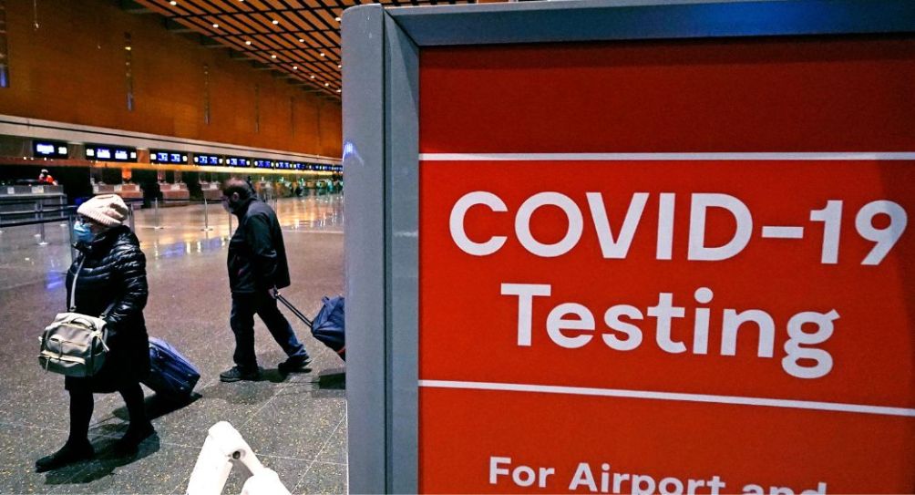 Sitio para realizar pruebas de Covid-19 en un aeropuerto de Estados Unidos