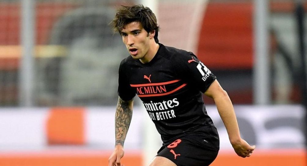 Sandro Tonali durante un partido del Milan