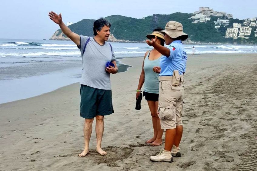 Turistas caminando en Acapulco