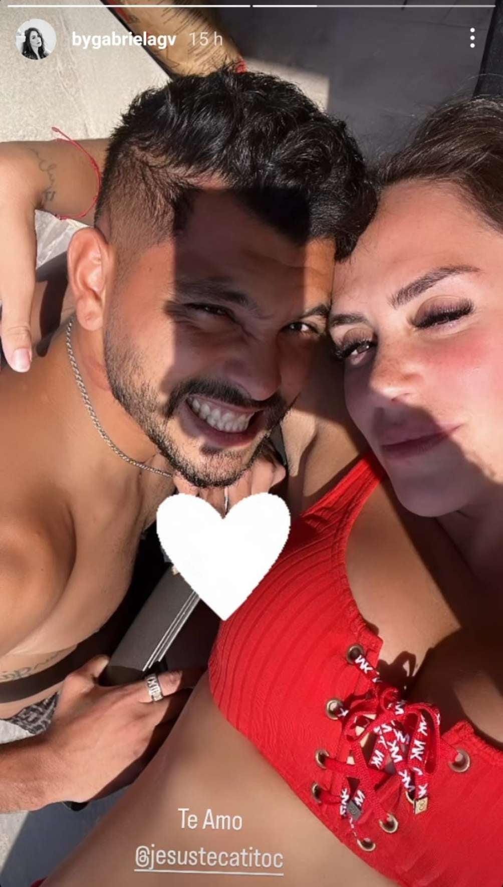 Tecatito Corona se encuentra en la playa con su pareja