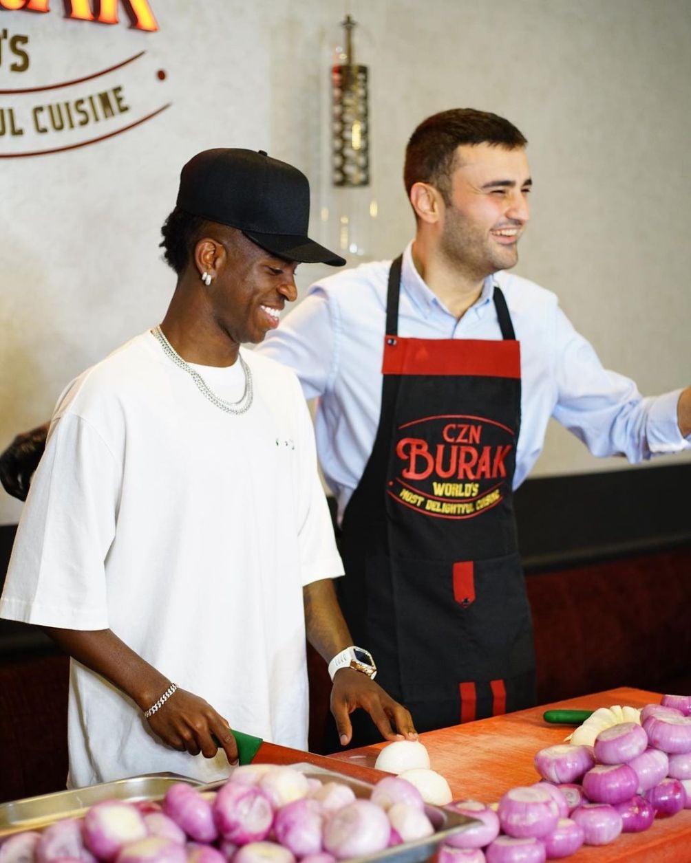 Vinicius Jr. mostró sus dotes en la cocina