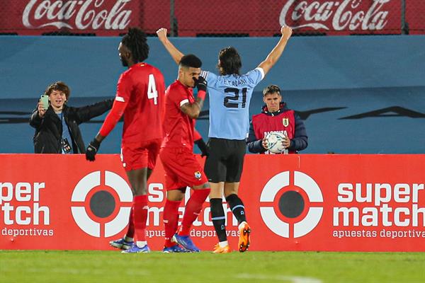 Cavani en acción durante el Amistoso entre Uruguay y Panamá