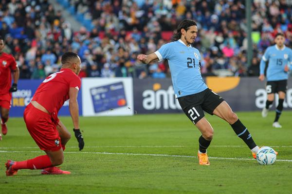 Cavani en acción durante el Amistoso entre Uruguay y Panamá