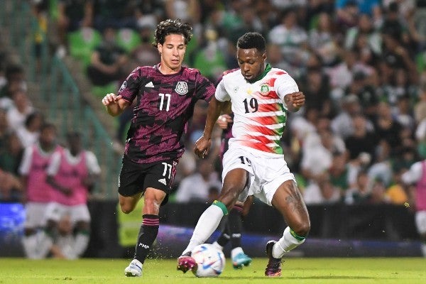 Lainez en acción con el Tri vs Surinam