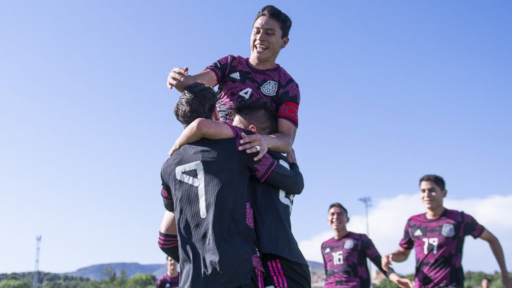 Jugadores del Tri Sub 21 tras anotar un gol a favor 