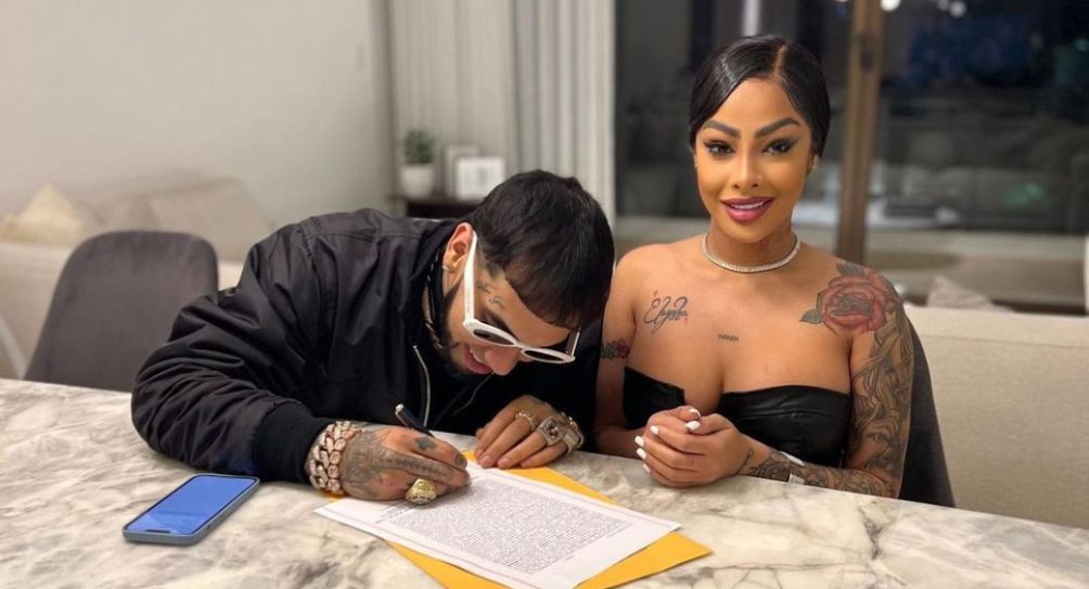 Anuel AA y Yailin La Más Viral firmando el acta de matrimonio