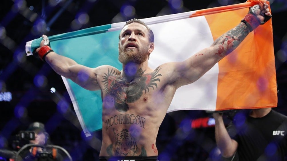 Conor McGregor con la bandera irlandesa