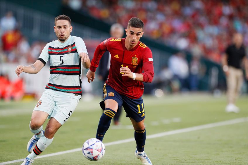 Raphael Guerreiro durante un partido de Portugal