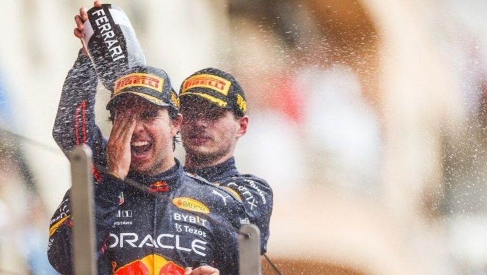 Checo Pérez y Max Verstappen celebran victoria en la F1