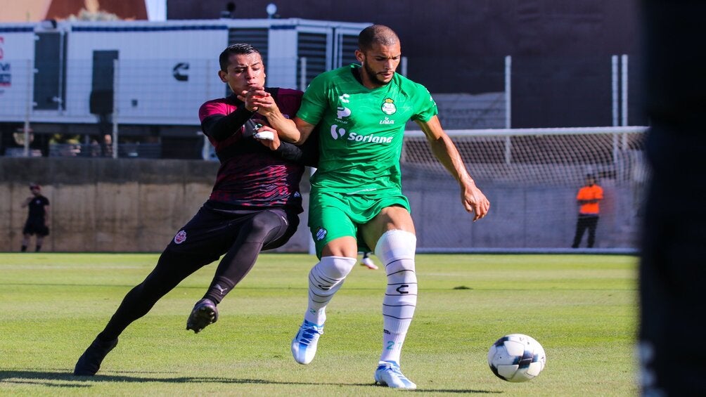 Matheus Dória durante un partido de pretemporada de Santos