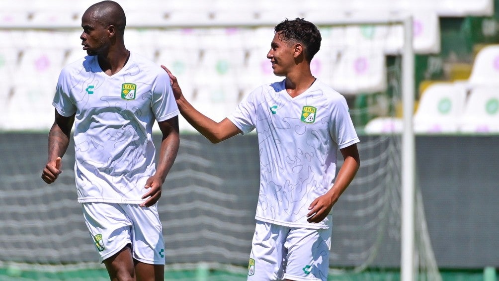 Jugadores de León en acción durante la pretemporada