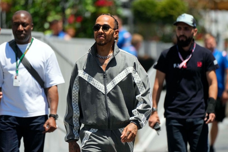 Lewis Hamilton llegando a la sesión de clasificación en Azerbaiyán