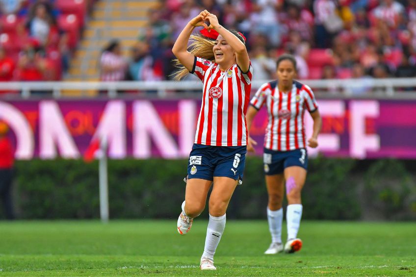 Karol Bernal festejando un gol