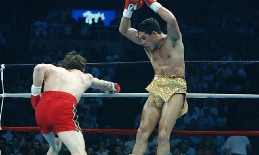 El 'Macho' esquiva golpe de Ray Mancini en pelea durante 1989