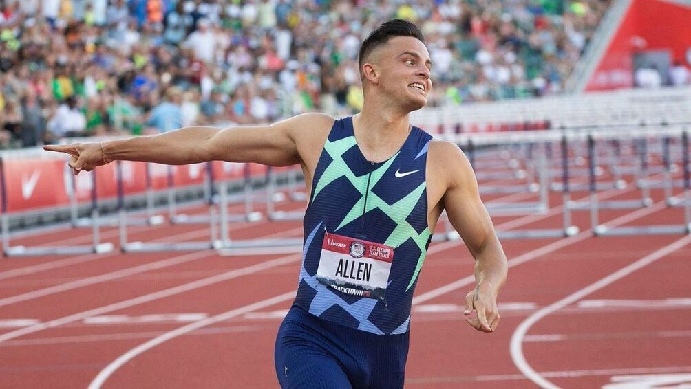 Devon Allen al finalizar una competencia de atletismo