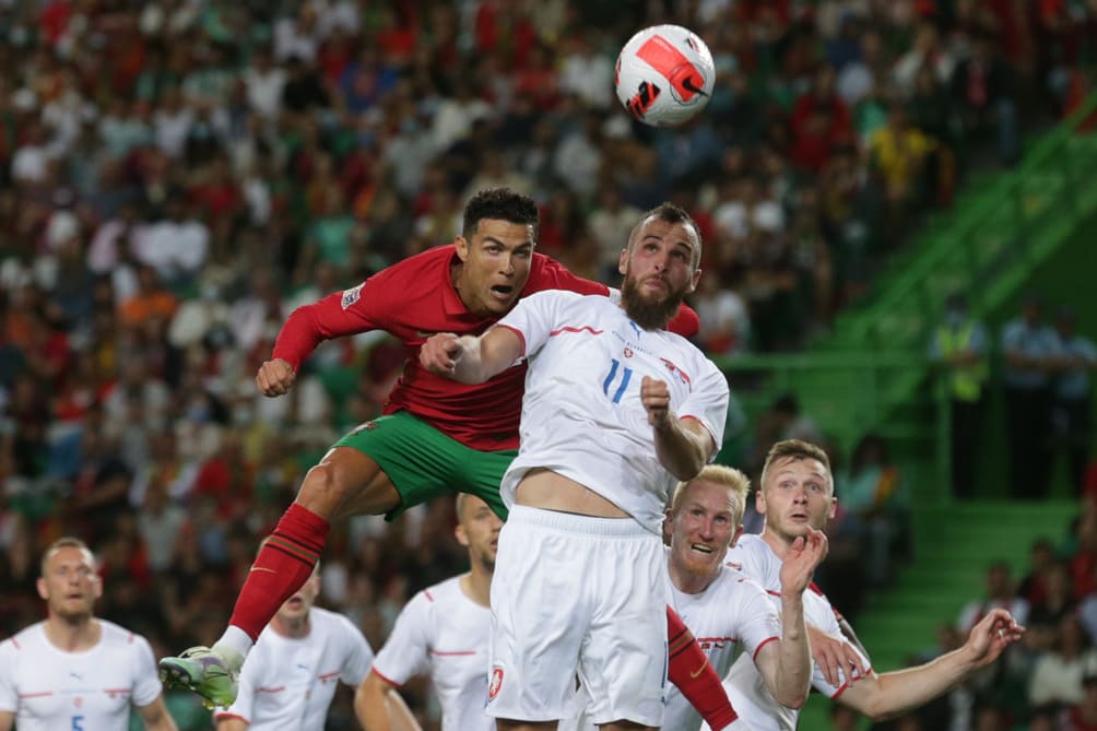 Cristiano Ronaldo disputa un balón en duelo entre Portugal y República Checa