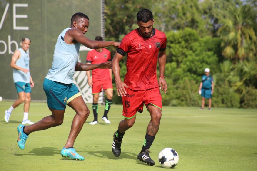 Jugadores de América y Juárez disputando un balón