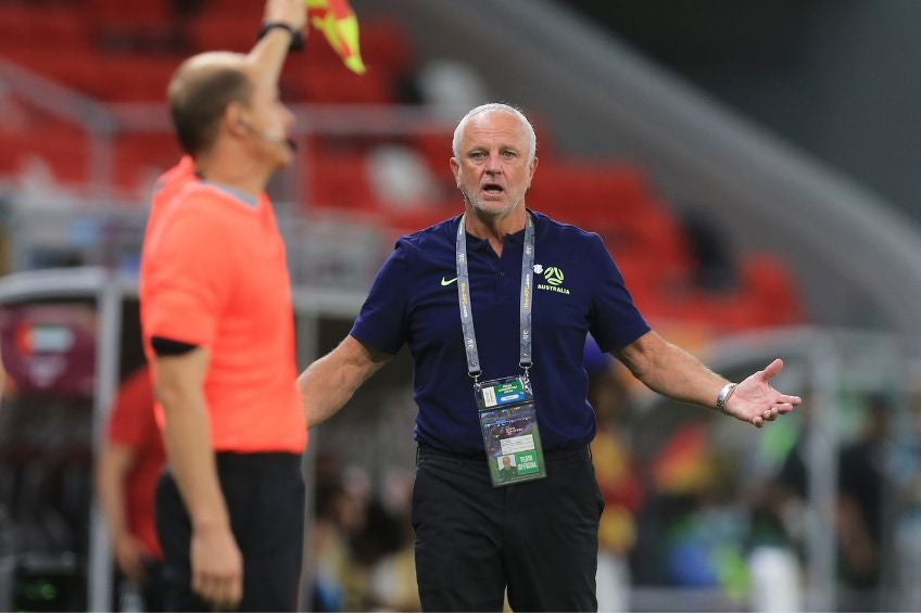 Graham Arnold durante un partido de Australia