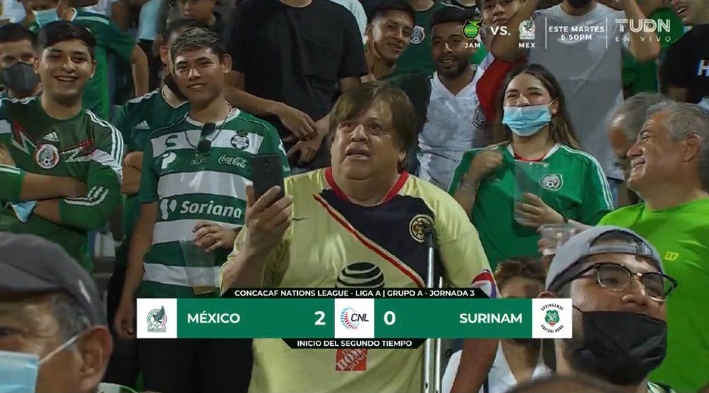 Aficionado en las gradas con parecido a Miguel Herrera