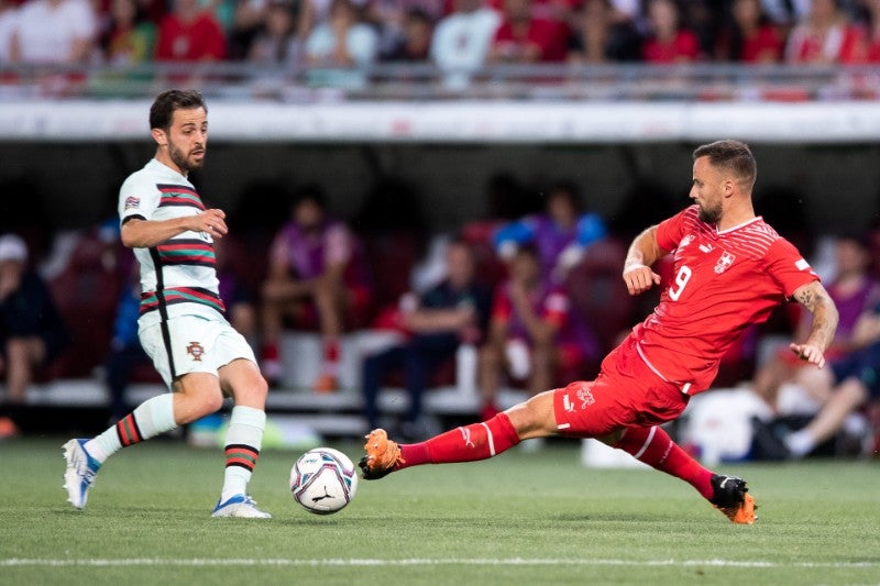 Bernardo Silva y Haris Seferovic buscando el balón