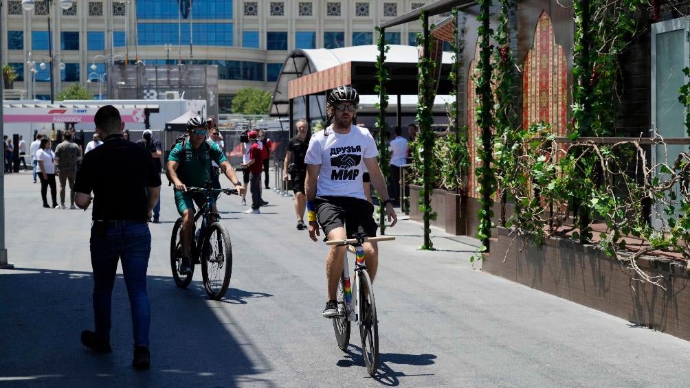 Sebatián Vettel con playera blanca y mensaje de paz