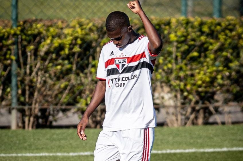 Vitinho durante un partido de Sao Paulo B