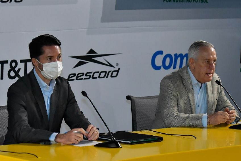 Yon de Luisa y Arturo Brizio en conferencia de prensa