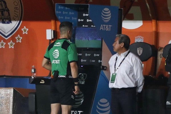 VAR en partido de la Liga MX