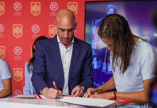 Luis Rubiales firmando el acuerdo 