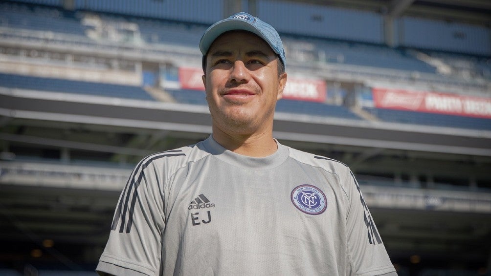 Efraín Juárez será auxiliar en el Standard de Lieja