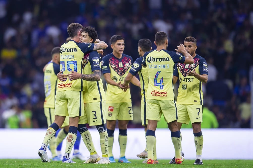 Jugadores del América charlan previo al inicio de un partido