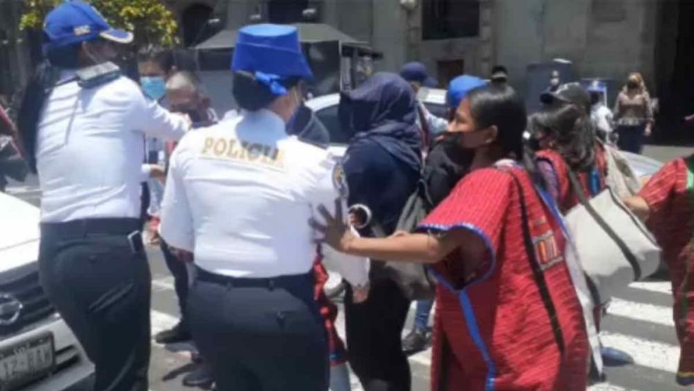 Policías son captados dando jalones a mujeres indígenas