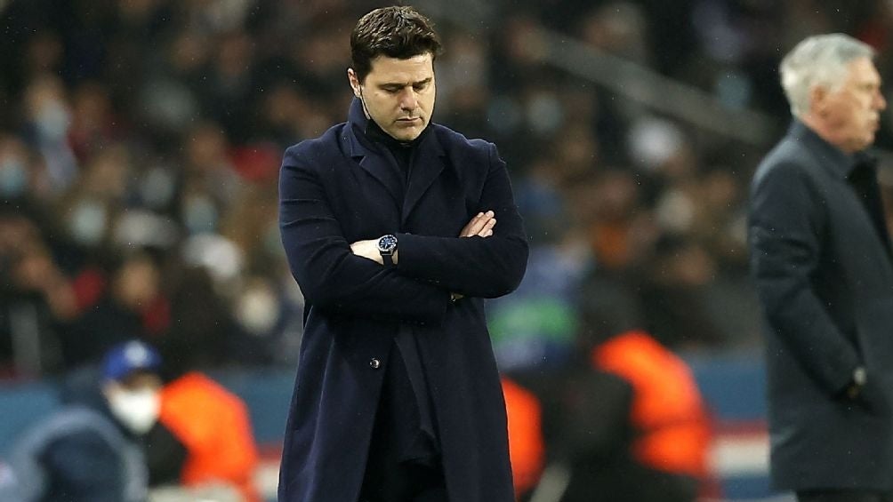 Pochettino en la cancha de juego con el PSG