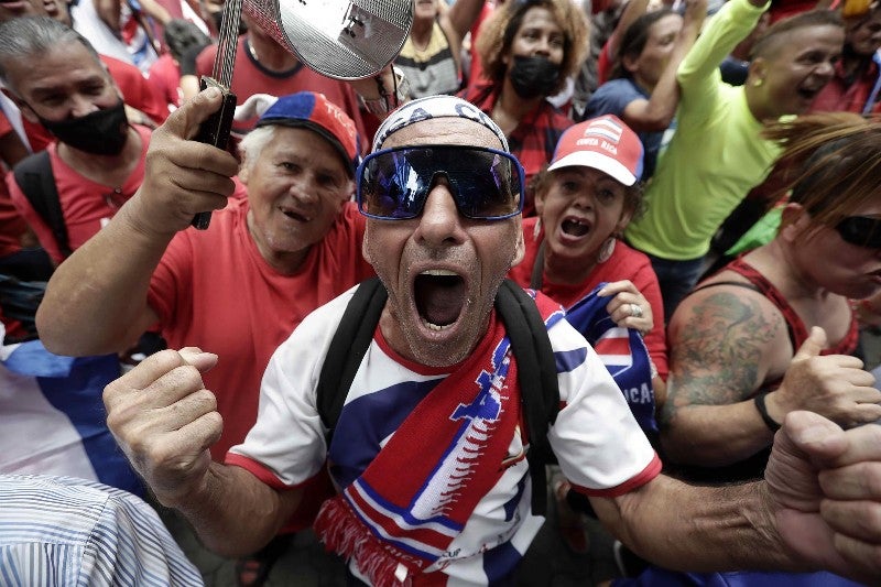 Aficionados de Costa Rica celebrando