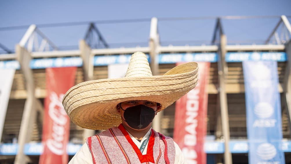 Aficionado mexicano afuera del Estadio Azteca