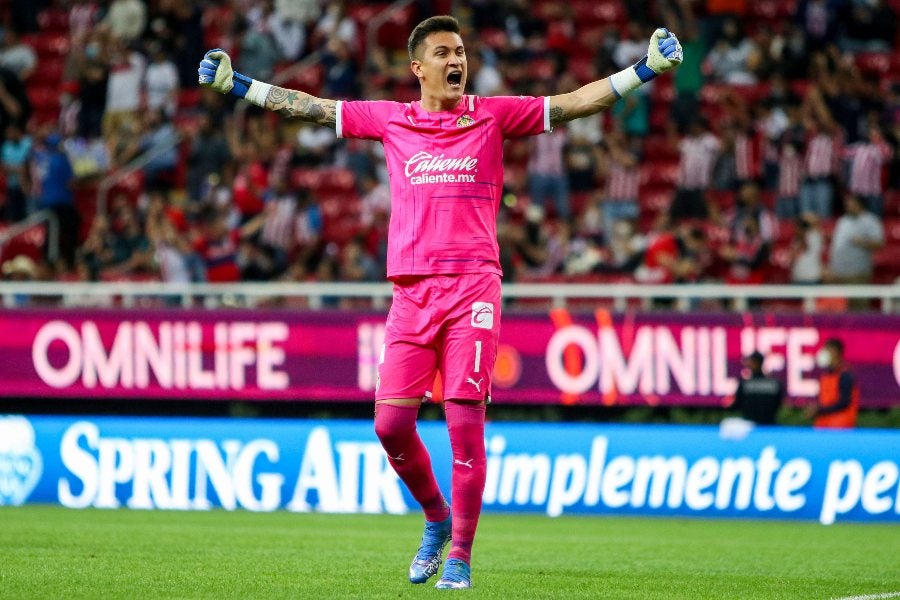 Raúl Gudiño durante un partido con Chivas