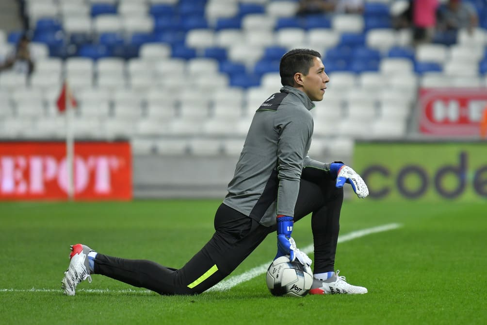 Hugo González calentando en el Estadio BBVA