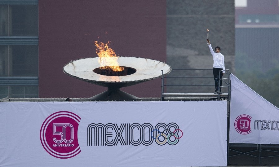 Enriqueta Basilio enciende el pebetero del Estadio Olímpico en el aniversario 50 de México 68