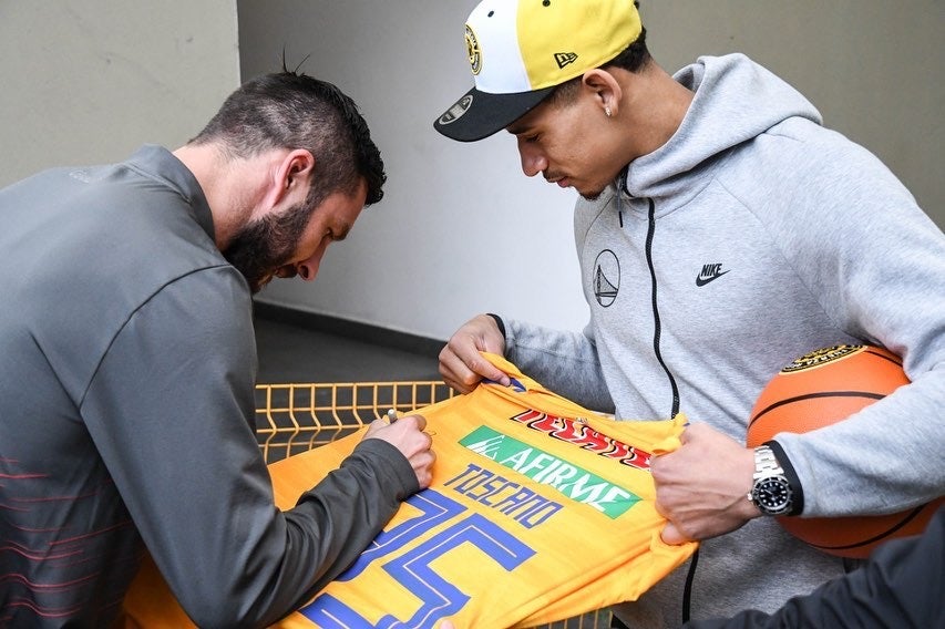 Gignac le firma una playera a Juan Toscano